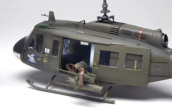 1/32 Uh-1D Huey Gunship 1