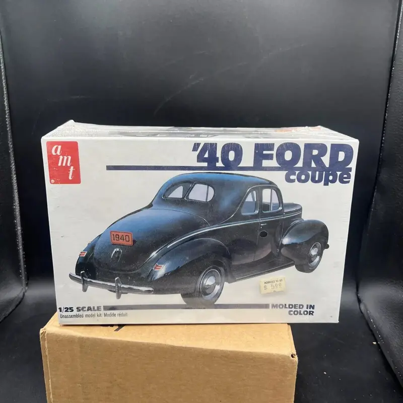Amt 2400 1/25 Scale 1940 Ford 2-Door Coupe Plastic Model Kit 1