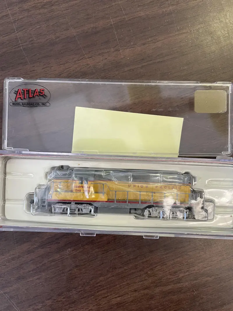 Atlas N Gauge Union Pacific #198, #48333 Gp-9 Ph. 2 1
