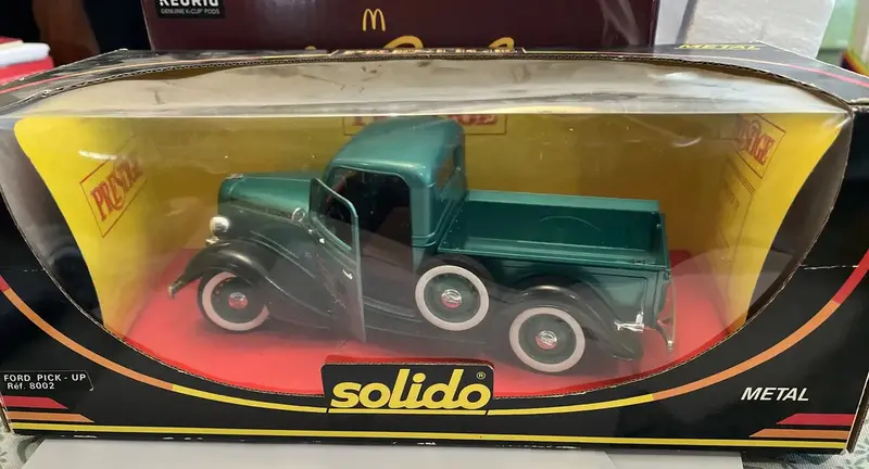 Metal Ford Pickup 1