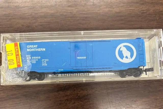 N Scale- Great Northern Plug Door Sky Blue Boxcar W/ Magne-Matic Coupler 1