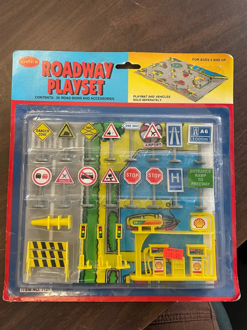 Roadway Playset: 26 Road Signs And Accessories 1